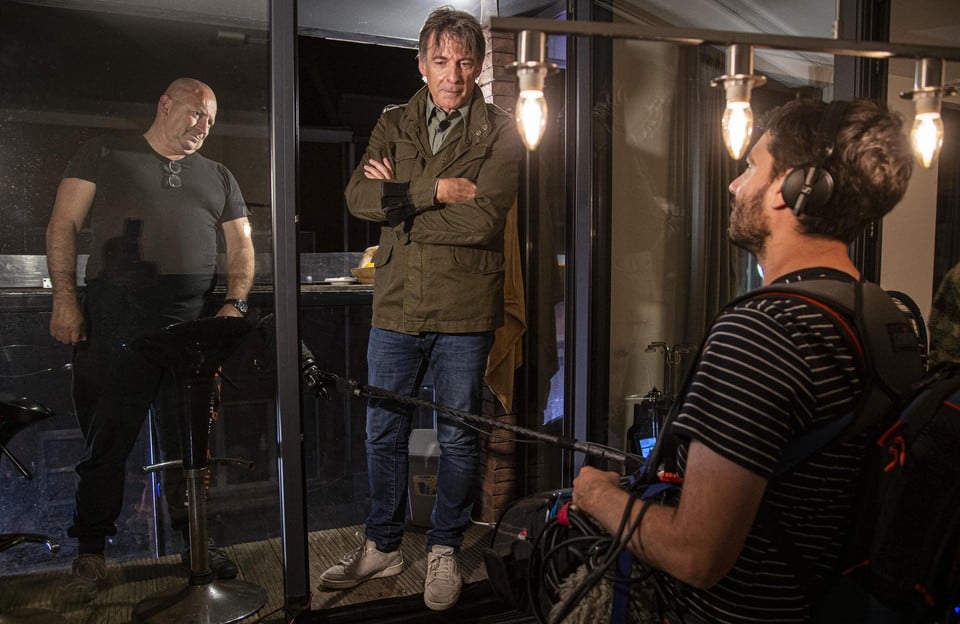 Robert zet de deur van zijn appartement met plezier open voor Luk en zijn filmploeg.