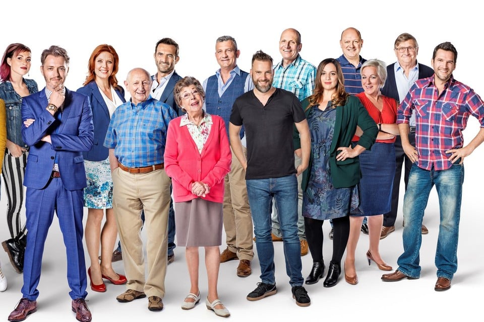 Een foto van de cast van ‘Familie’ uit 2019. Toen nog met Ludo Hellinx (derde van rechts bovenaan) en Hilde Van Haesendonck (onder Hellinx, met de rode blouse) erbij.   