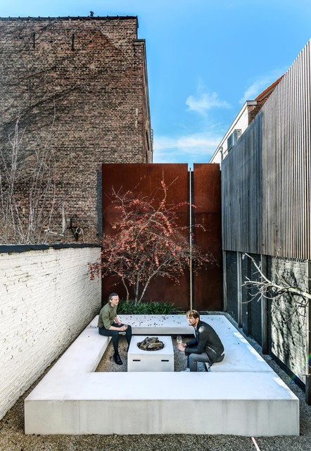 onszelf Patch de studie Betonnen buitentuin, groene binnenwand en kunst op zolder: binnenkijken in  de stadswoning van Stijn | Gazet van Antwerpen Mobile
