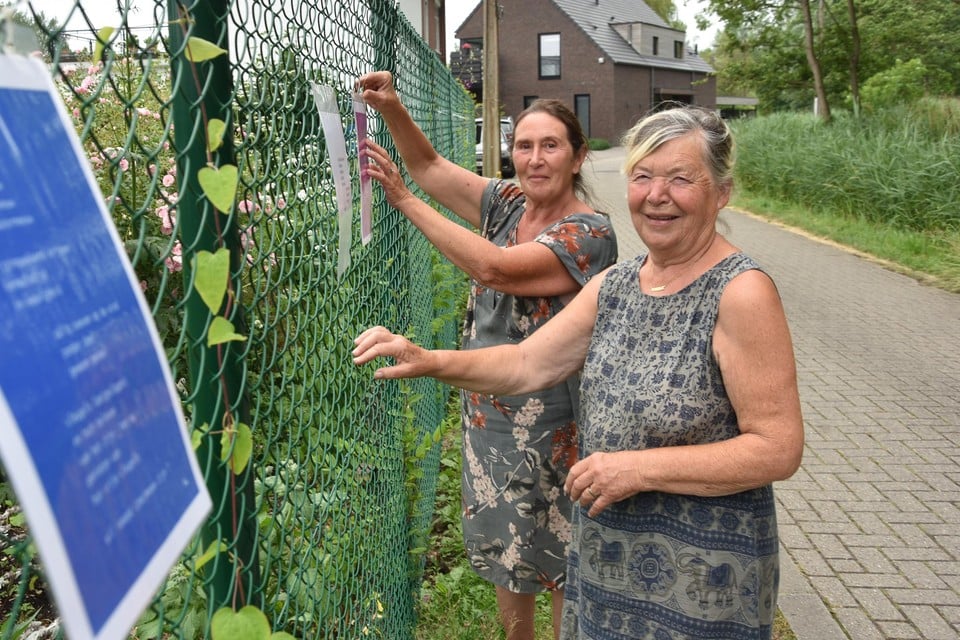 Monique De Ryck (rechts) en Godelief Cuyckens bij enkele gedichten aan de draad.