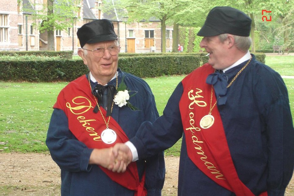 Hoofdman Filip Leroy feliciteert Marcel De Moor als deken van de Ridderlijke Sint-Jorisgilde.