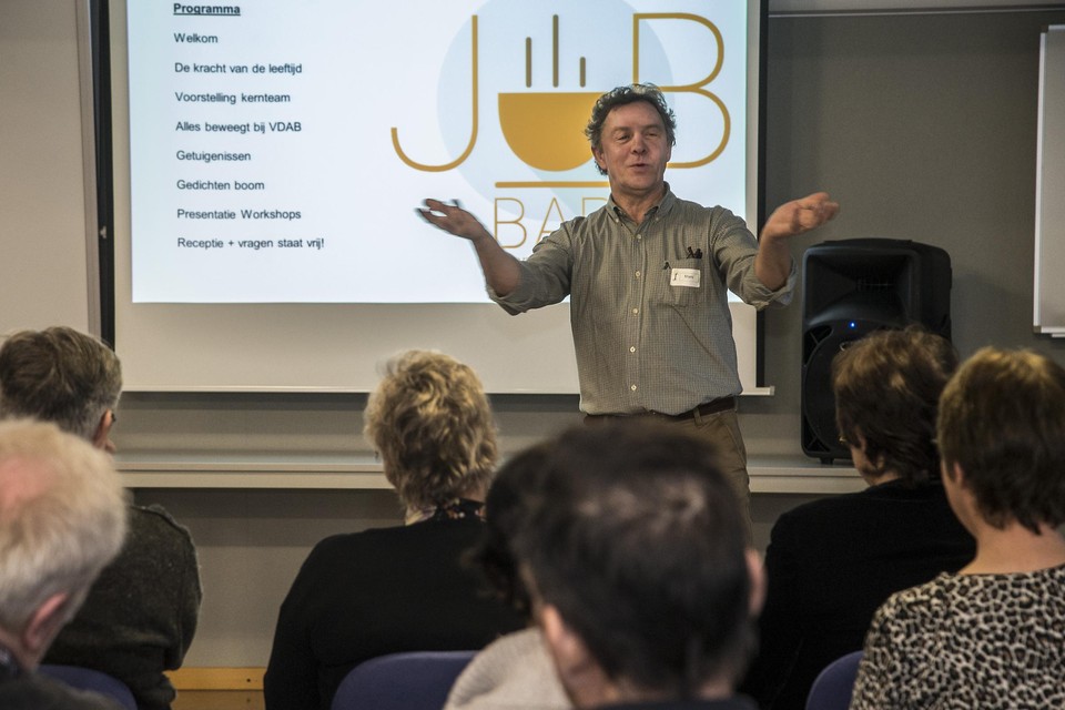 VDAB opende in januari 2020 in Turnhout een Jobbar+, waar oudere werkzoekenden hun ervaringen met elkaar kunnen delen en informatie over het vinden van werk kunnen vragen.