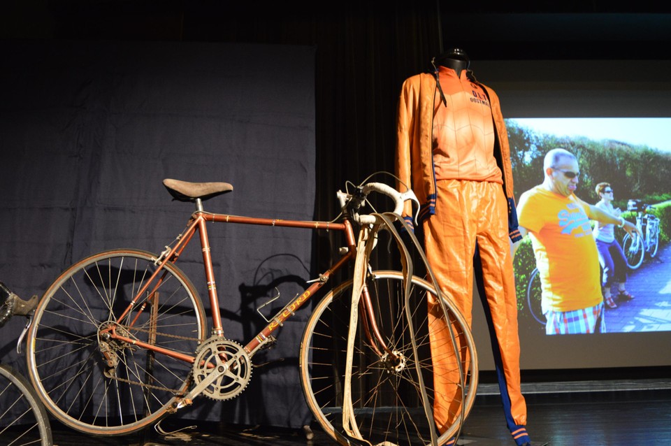 De eerste fietsen en oranje trainingspakken. 