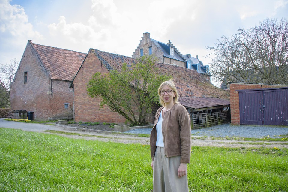 Schepen Mieke Van den Brande aan het Berentrodekasteel.
