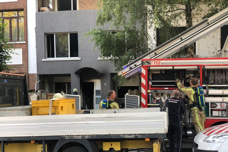 De brand ontstond op de gelijkvloerse verdieping van het huis in de De Manstraat. 
