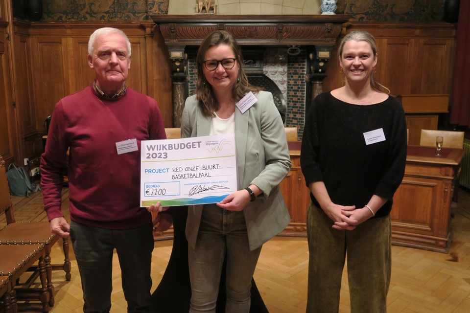Laura Spaepen en Lu Brusseleers, hier met burgemeester Leen Wouters,  kunnen uitkijken naar een nieuwe basketbalpaal voor de plaatselijke jeugd van de Wijngaardstraat en Vuurkruisenlaan. 
