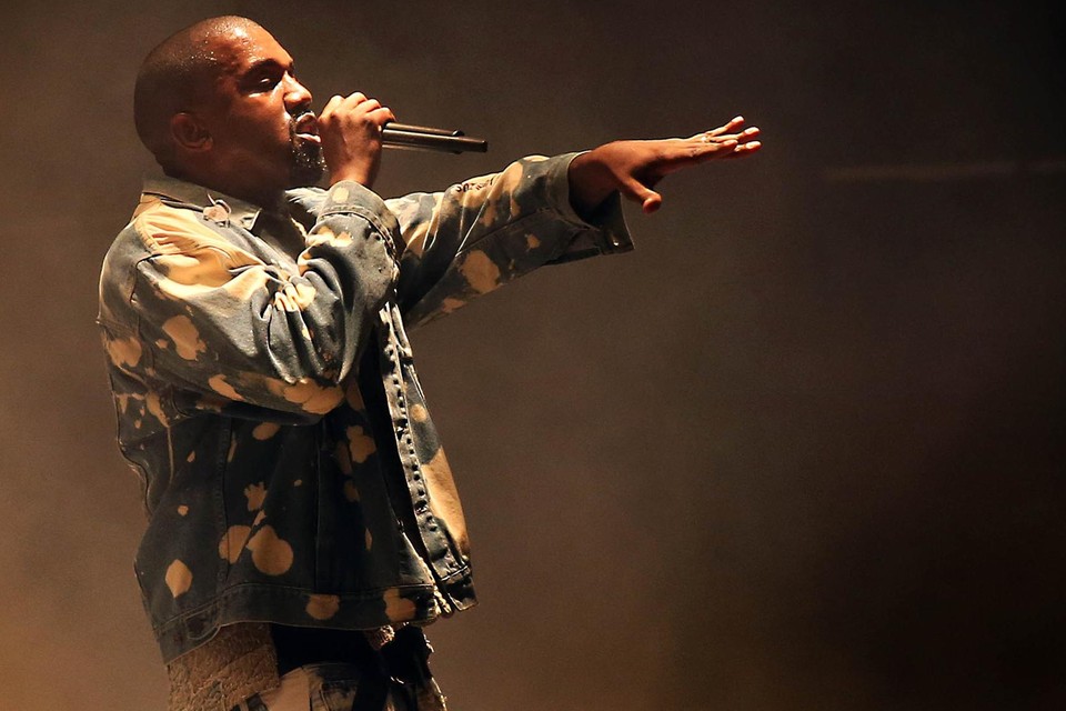 Kanye West heeft bijna 50 miljoen euro betaald voor zijn nieuwe huis in Malibu, zijn ‘artistiek pand’.