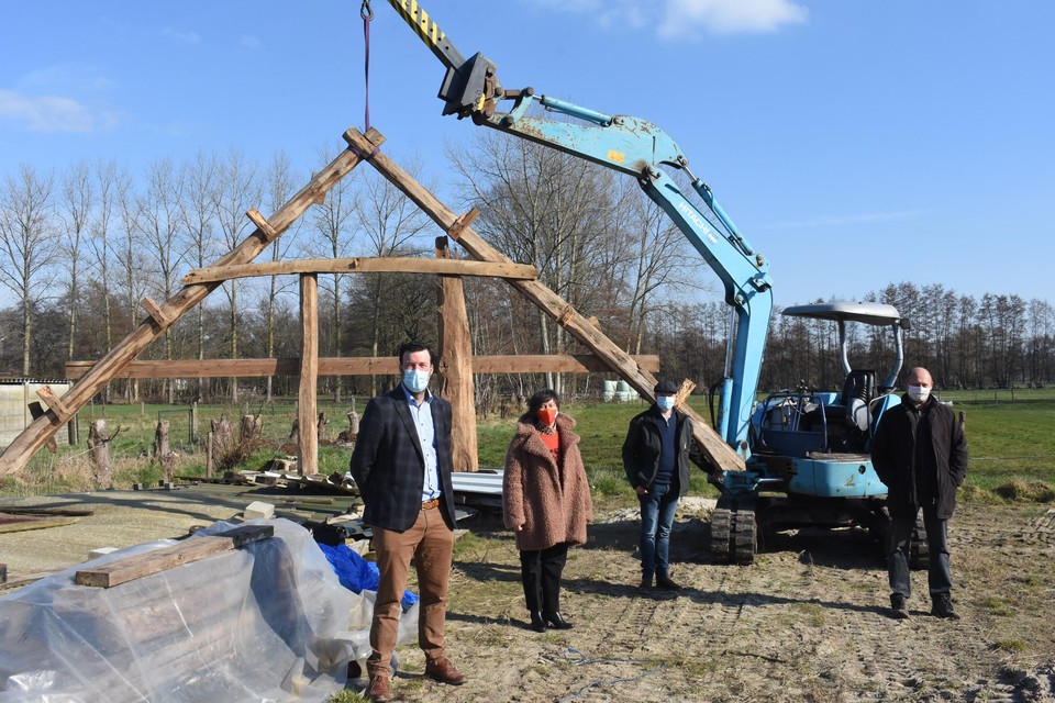 Jonas Van Craenendonck (midden) ontdekte het schuurgebinte bij toeval.