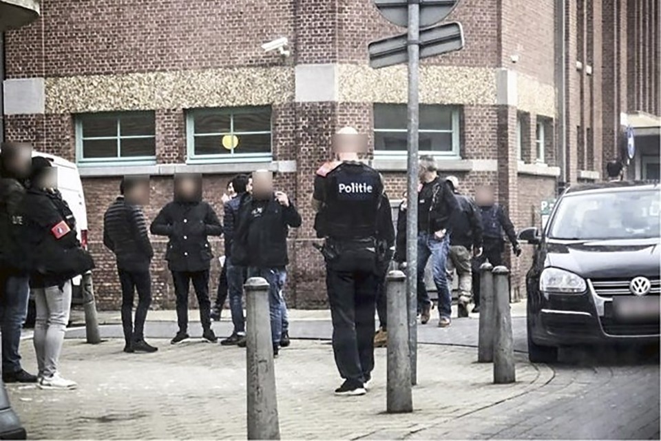 Een van de operaties van de politie vorige week in de Stuivenbergwijk. Gisteren waren er nieuwe invallen en arrestaties. 