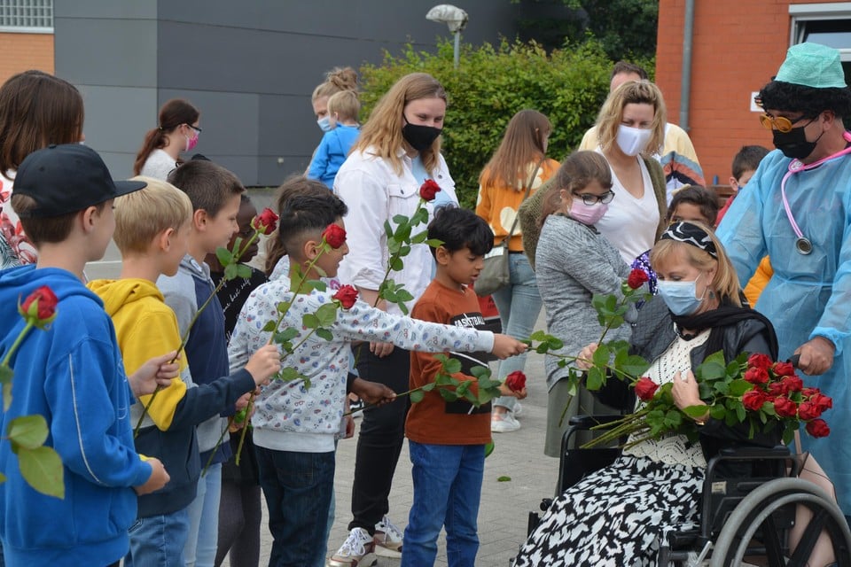 Juf Suzette werd door de leerlingen in de watten gelegd.
