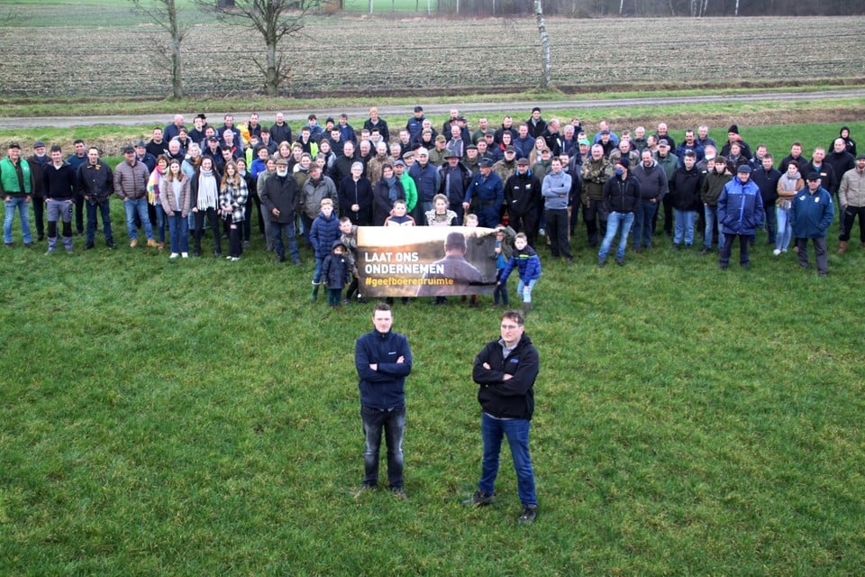Een tweehonderdtal boeren, met vooraan Guus Bax en Bart Moonen, verzamelde om hun ongenoegen te tonen. 