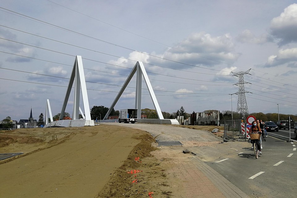 De nieuwe brug is zo goed als klaar om aangetakt te worden op de Herenthoutseweg. Dat werk start op 25 mei.