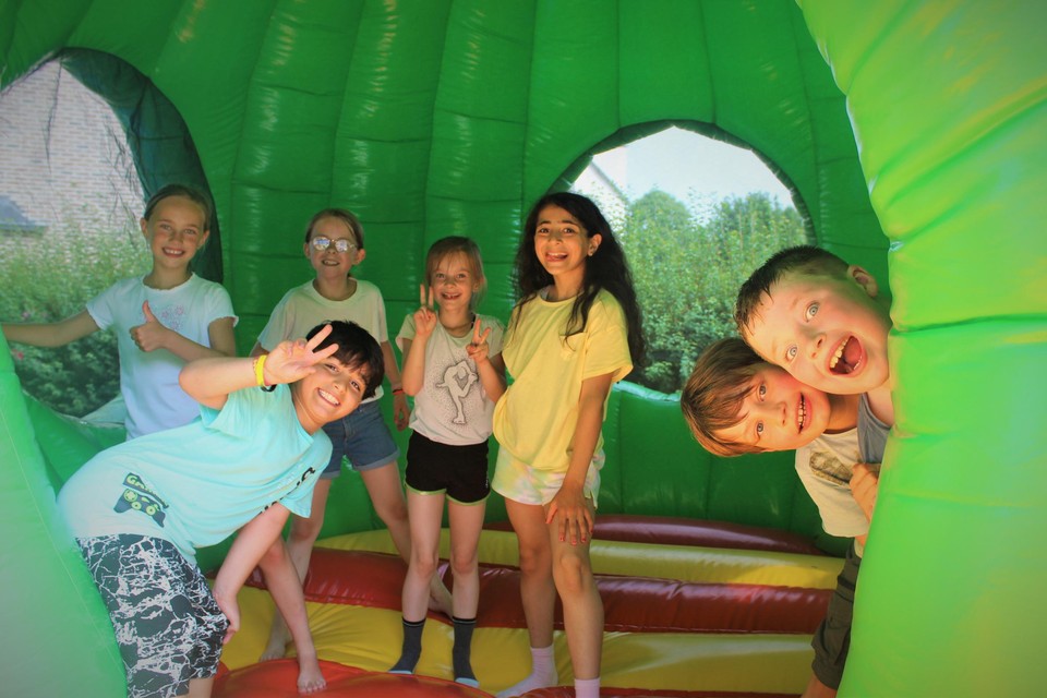 De leerlingen van de Heilig Hartschool leven zich uit op het springkastelenfeest.