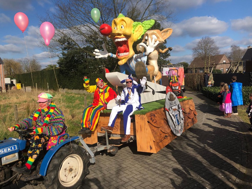 De clownmobiel van Toeten of Blazen is een van de blikvangers van het carnaval in Vosselaar.