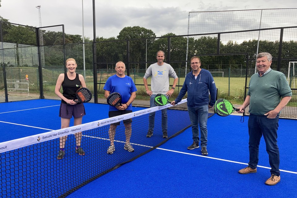 Burgemeester Nele Geudens, schepen van Sport Roger Verheyen, ondervoorzitter Sven Cuypers, voorzitter Jan Fias en erevoorzitter Mil Huybrechts testen de nieuwe padelterreinen uit.
