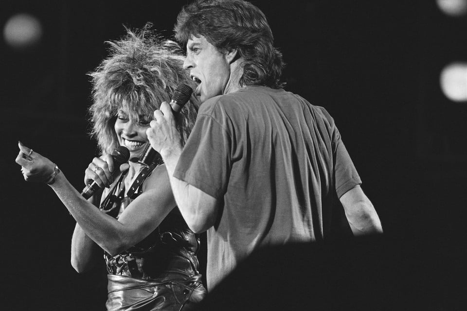 Tina Turner met opper-Stone Mick Jagger op het podium van Live Aid in 1985.