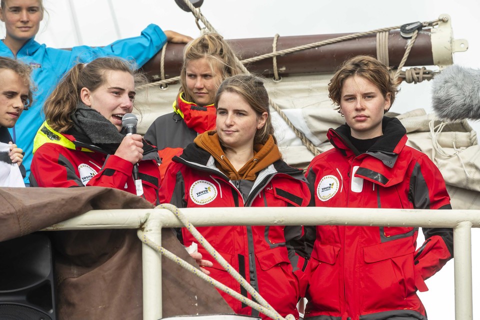 In 2019 nam Anuna De Wever (rechts) een zeilboot om naar de klimaattop in Chili te reizen. 