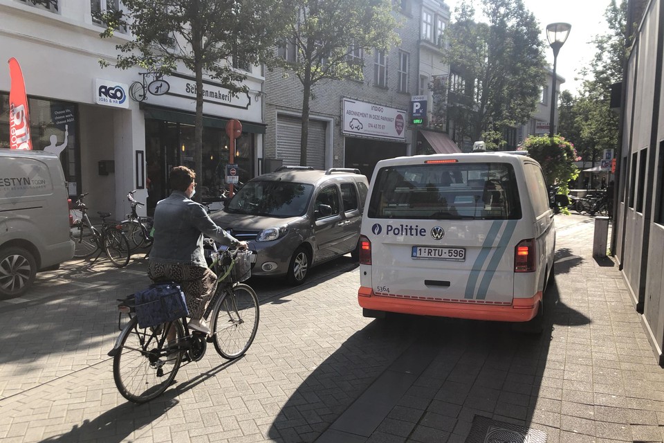 De politie rukte vrijdagochtend uit naar de Leopoldstraat in Turnhout voor een drieste overval op de telefoonwinkel Phone 2 Go. 