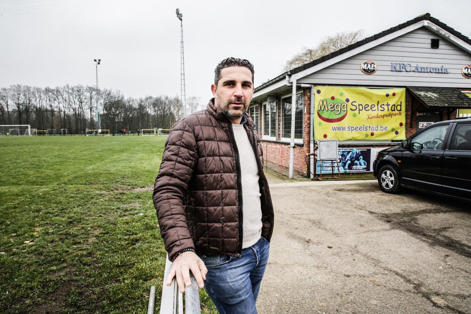 Kurt Van Dooren aan het veld van Antonia, club die hij volgend seizoen zal trainen.