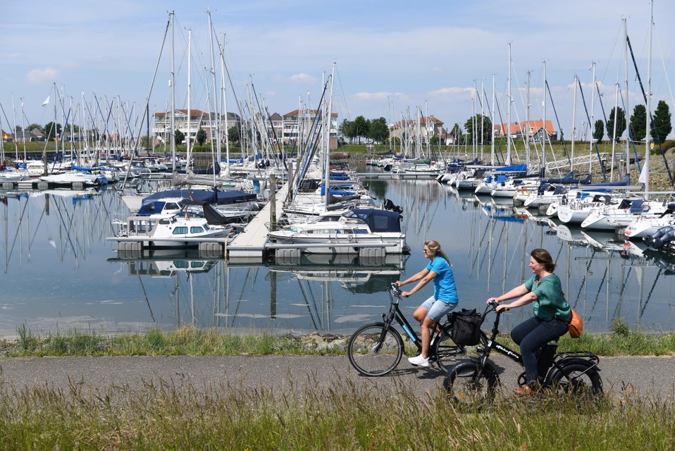 De jachthaven van Wemeldinge. Dit dorpje wordt vaak overspoeld door duikers die zeepaardjes en inktvissen in de Oosterschelde willen spotten. 