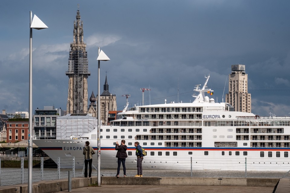 Een cruiseschip meert aan vlak bij het Antwerpse stadscentrum. 