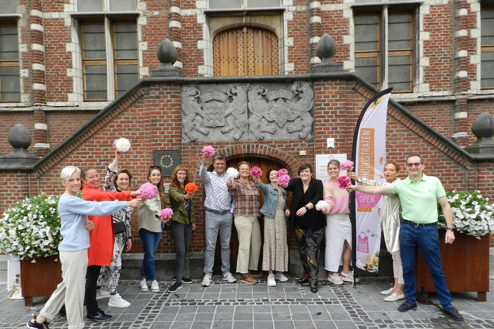 De handelaars van Beleef Hoogstraten versieren dit weekend hun etalages.