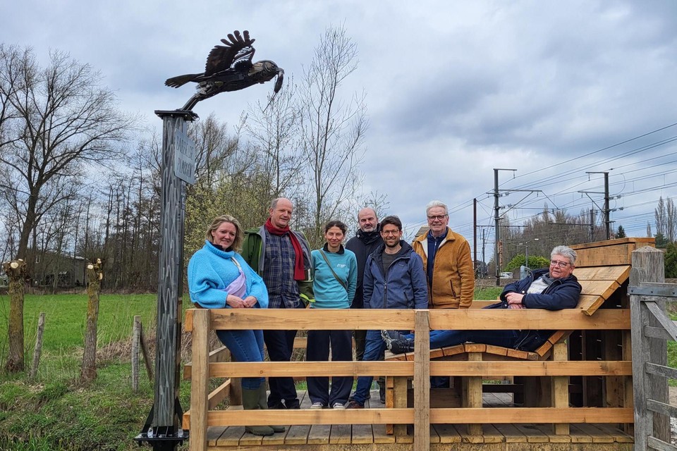 De partners huldigen het nieuwe uitkijkpunt aan de Babbelse Plassen, vlak naast de spoorweg, in.