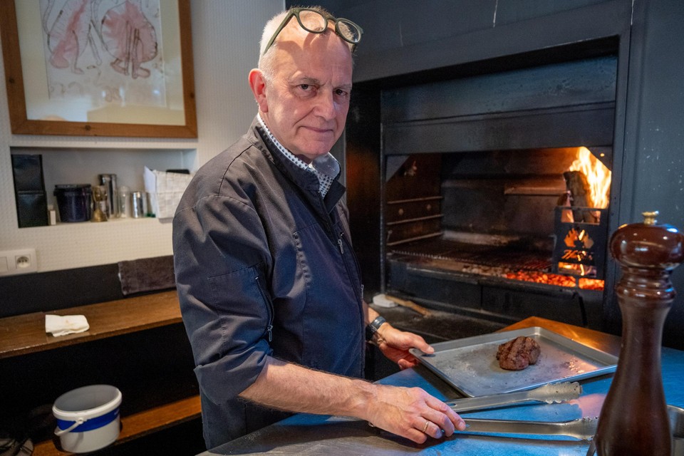 Afgelopen zondag stond Peter voor de laatste keer achter zijn braai, waar hij zoals steeds vlees en vis bakte boven een houtvuur.