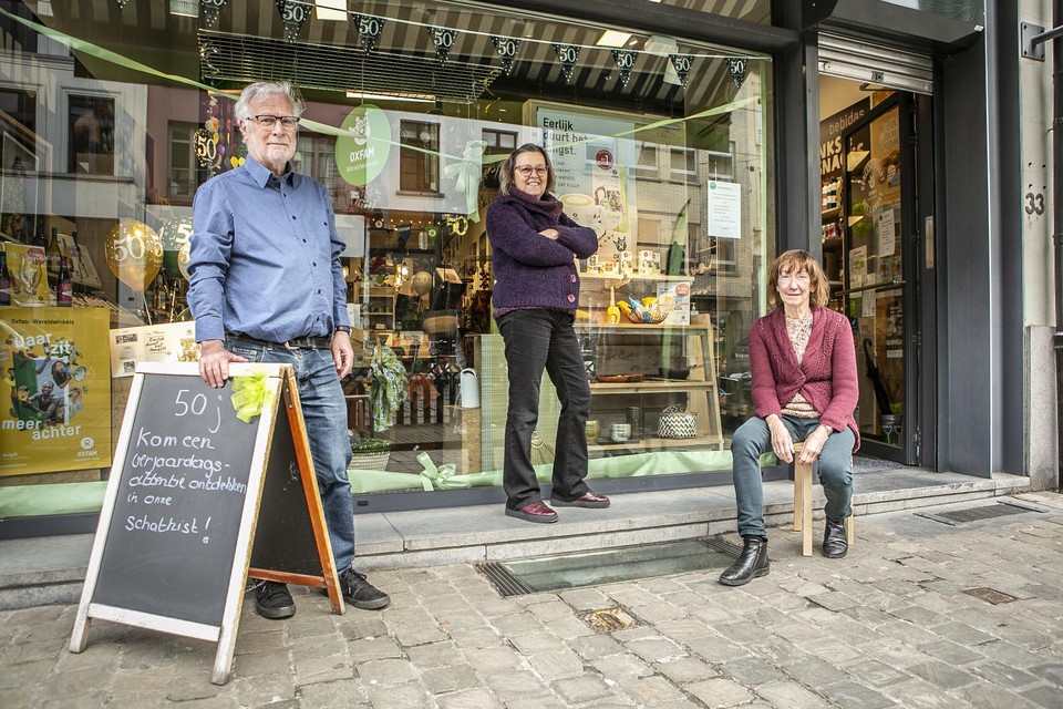 De huidige Oxfam-Wereldwinkel met van links af: Gilbert Hubert, die geen banden meer heeft met Oxfam, en vrijwilligsters Ivette Brusselmans en Rie Snyders