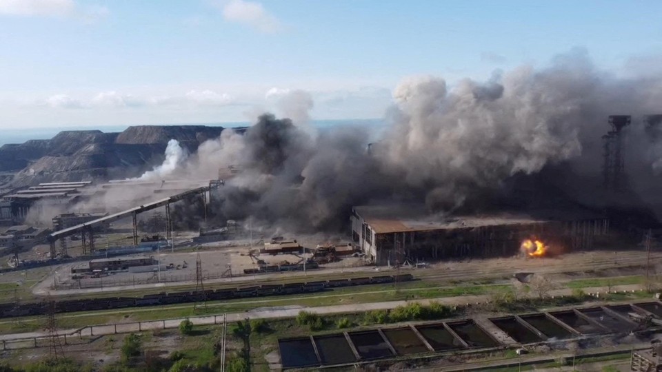 Een beeld van de Russische bombardementen op de Azovstal-fabriek in Marioepol. 