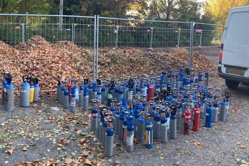 Een deel van de 190 flessen lachgas die de Antwerpse politie vrijdag in beslag nam. 