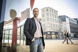 thumbnail: Auteur Erik Martens met in de achtergrond het pand van het oude ijssalon van de familie Lefèvre, nu een outlet, op de hoek van de De Keyserlei