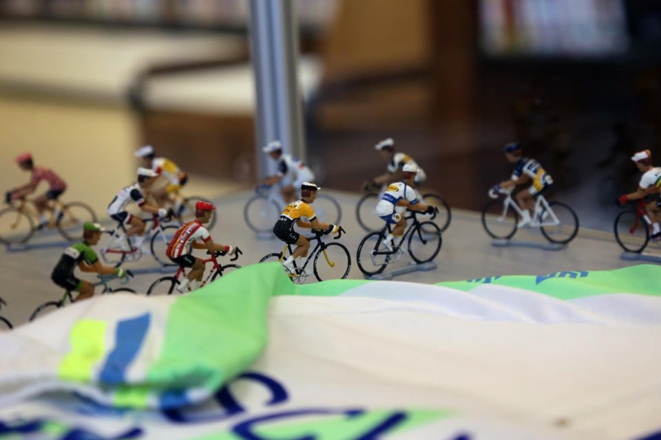 Van elke wielrenner die de Tour de France of de Ronde van Vlaanderen won, maakte Martin Schijvens een miniatuur-rennertje. 