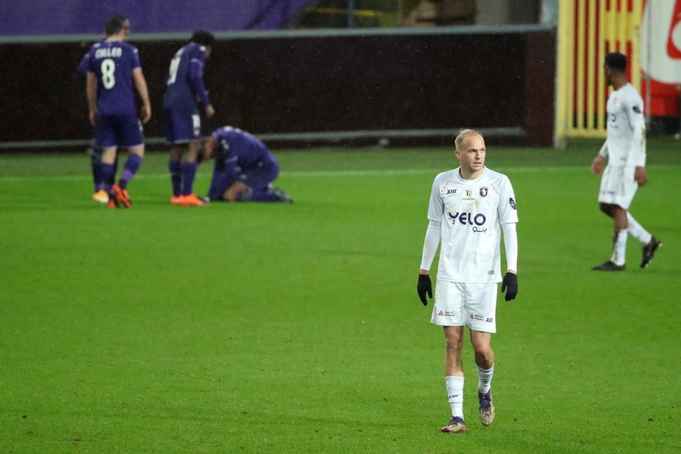 Anderlecht viert in de achtergrond, Holzhauser druipt af. De zoektocht naar de juiste balanstussen sportieve uitdaging en fysieke paraatheid kan/zal Beerschot punten kosten.