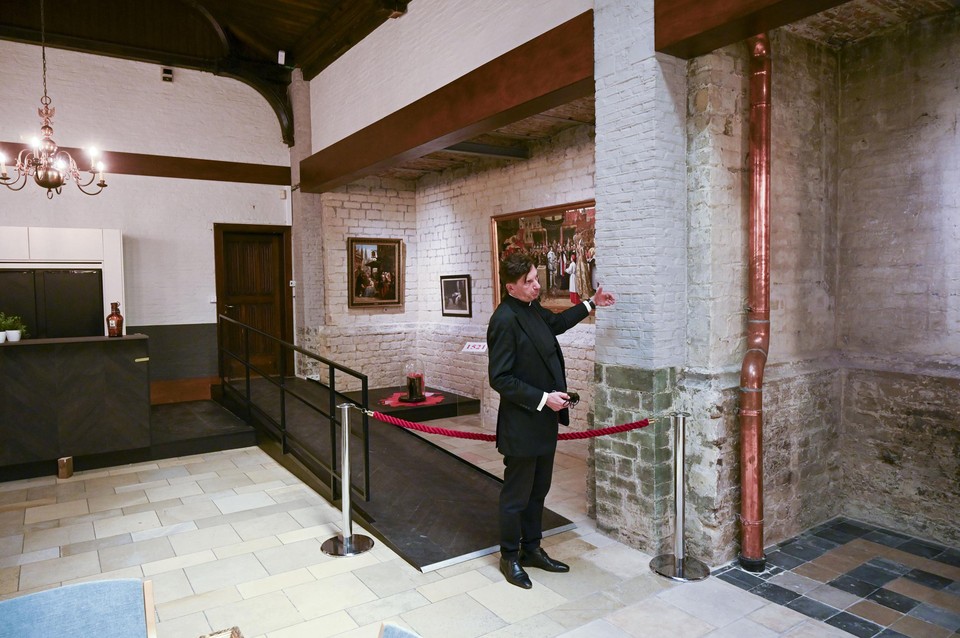 Sinds de renovatie van het bijgebouw ligt onder andere de zijmuur van de Sint-Andrieskerk bloot. Dat laat pastoor Rudi Mannaerts zien.