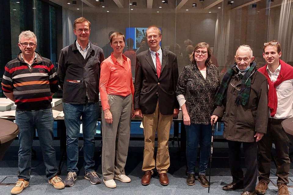 Schepen Astrid Wittebolle (derde van rechts) kreeg de fotocollecties officieel overhandigd door de familie Boone. 