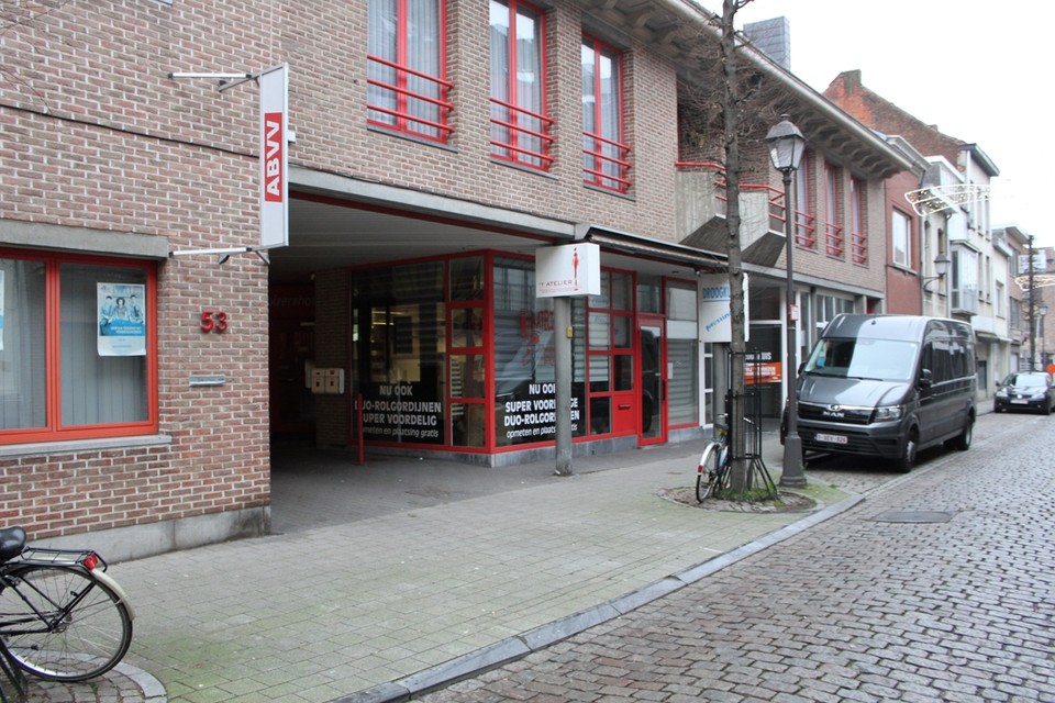 Feestzaal ’t Karthuizershof achter het winkelpand naast De Voorzorg/ABVV. 