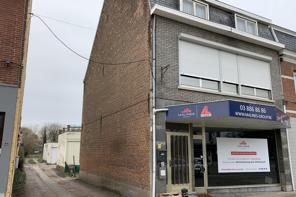 Na de afbraak van het net gekochte pand op de Mechelsesteenweg 142, is er een geschikte in- en uitrit voor de toekomstige parking.