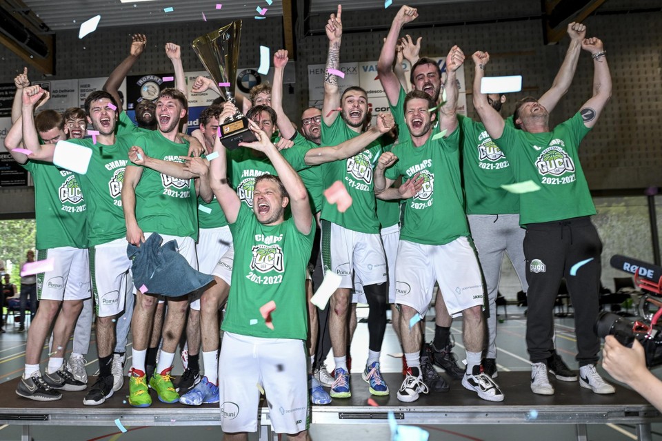 Vreugde bij de spelers van Guco Lier nadat ze ten nadele van Kortrijk Spurs de titel in tweede klasse hebben veroverd. 