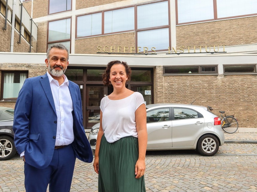 Hamid Riffi, de nieuwe algemeen directeur van het Scheppersinstituut, samen met schepen Gabriella De Francesco aan zijn school.