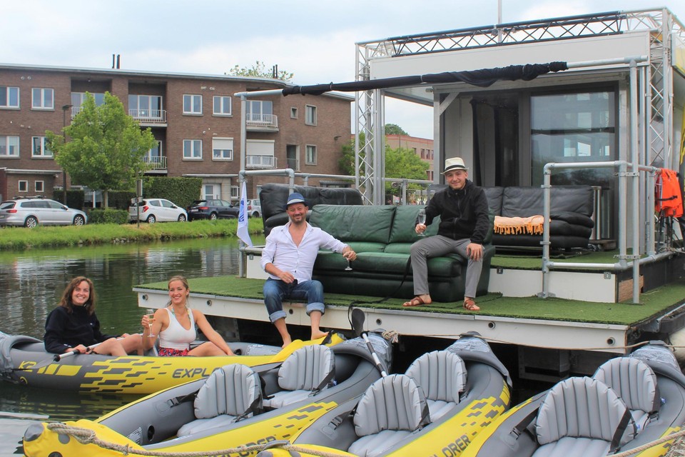 Zussen Lisa en Nina, kapitein Peter Van Elslander en Nory Es-Sadiki genieten van de kano’s en de Solar Boat.