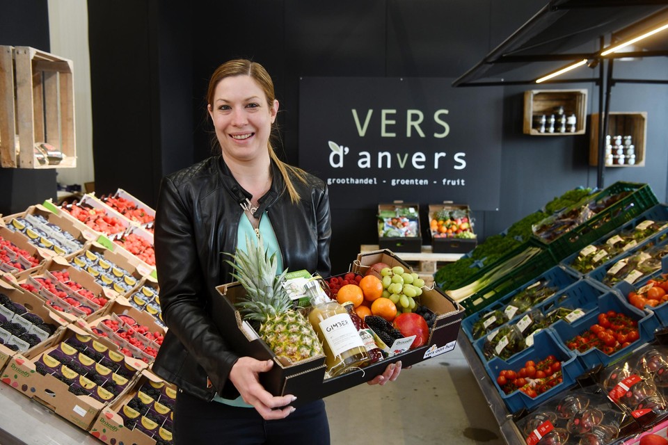 Elke Yzewyn toont een Gimberbox: fruit met Gimber, een alcoholvrij distillaat van gember, citroen en kruiden.