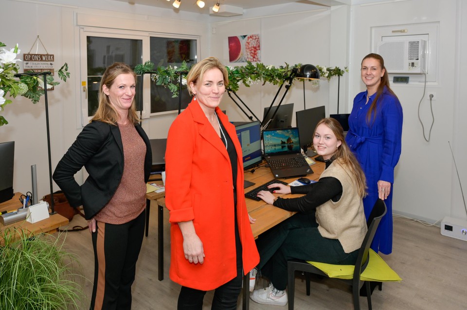 Annelies Van Orshoven (tweede van links) heeft met haar bedrijf Addmodum al 5,5 jobs gecreëerd in minder dan een jaar tijd. Drie van haar werknemers staan mee op de foto. 