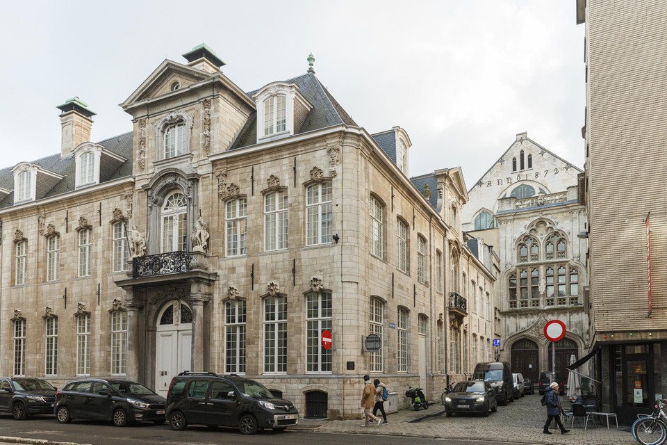 De Handelsbeurs (achteraan rechts) in de Borzestraat. 