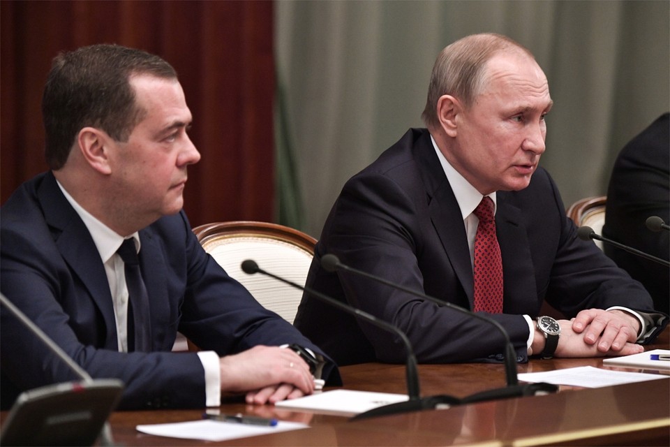 Premier Dmitri Medvedev (links) en president Vladimir Poetin . 