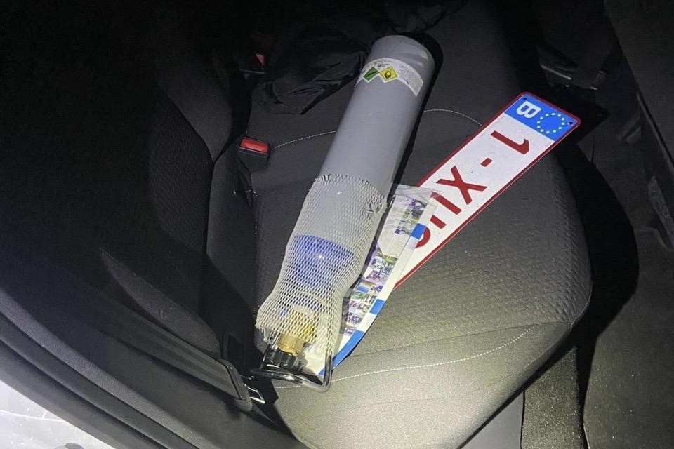 Een andere bestuurder vervoerde in zijn auto een grote fles lachgas. Aan de fles hing zelfs nog een ballon. 