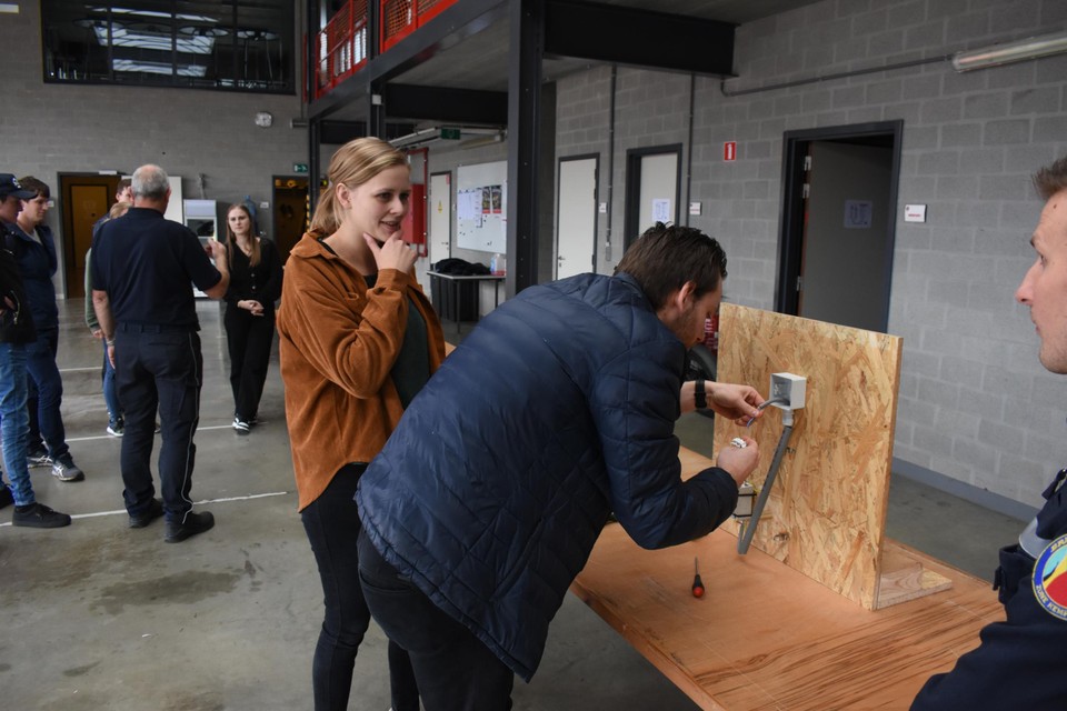 Lisa Roels en Mathijs Put bij de elektriciteitsproef.