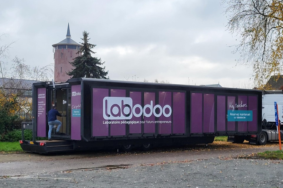 De LabOdoo-trailer, of het rijdende bedrijf, parkeerde maandag bij Sint Maria Geel. 