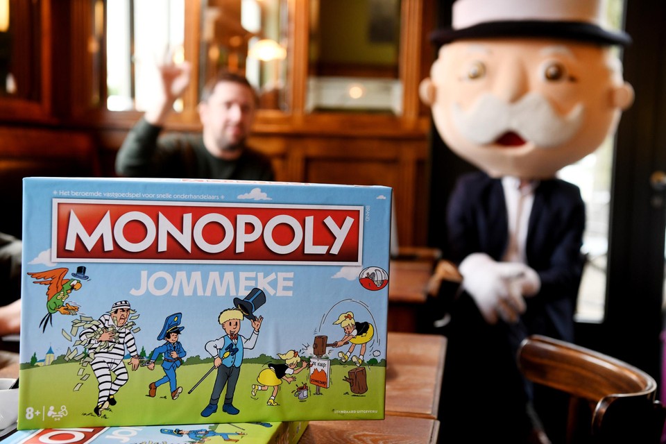 Mr. Monopoly (en zaakvoerder Pieter De Wulf op de achtergrond) presenteren de doos van het Jommeke Monopolyspel. 