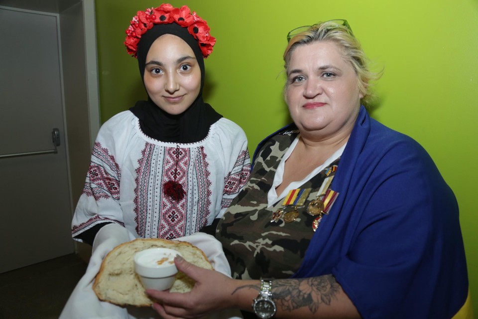 De bezoekers aan de solidariteitsmaaltijd kregen een stukje brood aangeboden dat na oude Oekraïense gewoonte in een schaaltje zout wordt gedopt. 